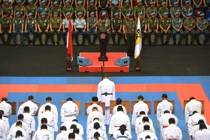 Panglima TNI Jenderal Gatot Nurmantyo (tengah) selaku Ketua Umum PB Forki memimpin upacara pembukaan Paspampres Open Karate Championship 2017 di Kelapa Gading, Jakarta, Kamis.