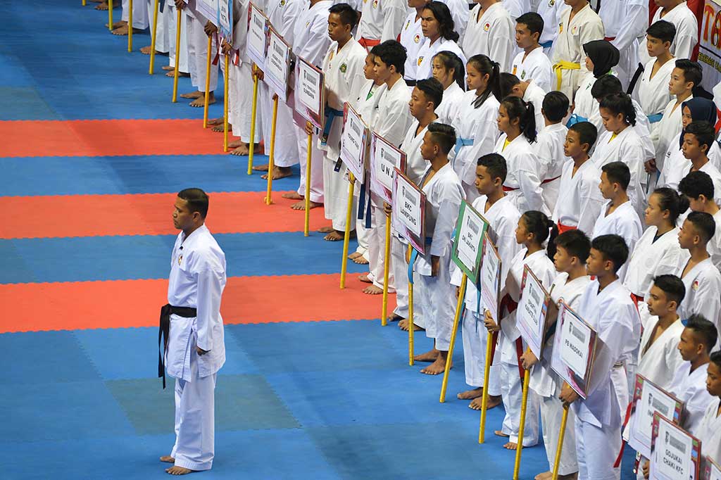 Puluhan karateka mengikuti upacara pembukaan Paspampres Open Karate Championship 2017.