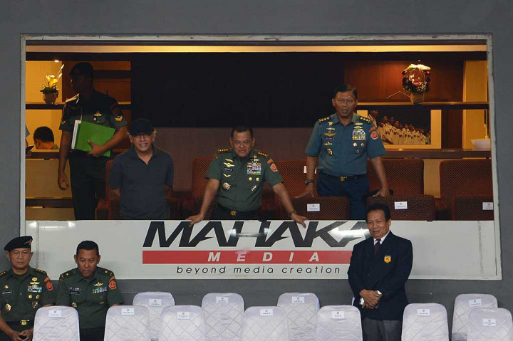 Panglima TNI Jenderal Gatot Nurmantyo selaku Ketua Umum PB Forki bersama musisi Iwan Fals menyaksikan pertandingan Paspampres Open Karate Championship 2017.