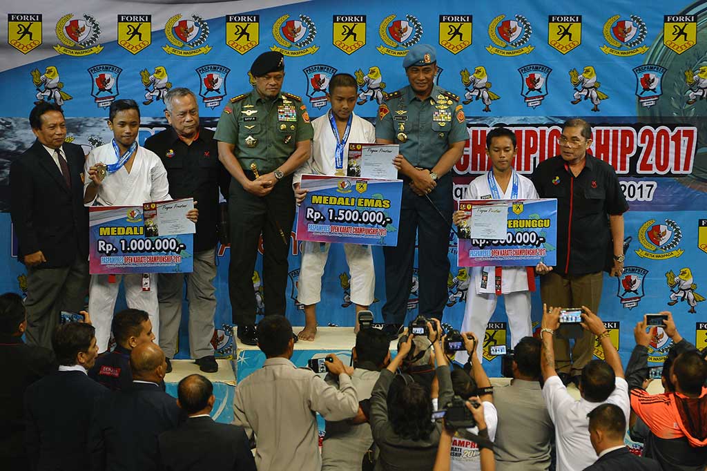 Panglima TNI Jenderal Gatot Nurmantyo selaku Ketua Umum PB Forki didampingi Komandan Paspampres Mayor Jenderal (Mar) Bambang Suswantono berfoto bersama para juara nomor Kadet Kata Perorangan Putra ajang Paspampres Open Karate Championship 2017.