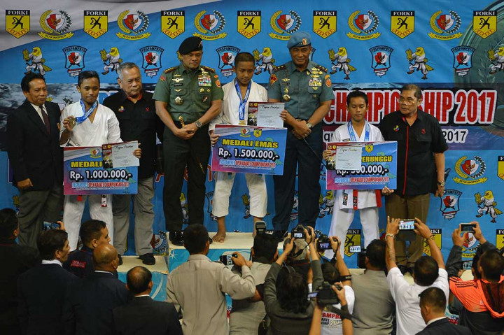 Panglima TNI Jenderal Gatot Nurmantyo selaku Ketua Umum PB Forki didampingi Komandan Paspampres Mayor Jenderal (Mar) Bambang Suswantono berfoto bersama para juara nomor Kadet Kata Perorangan Putra ajang Paspampres Open Karate Championship 2017.