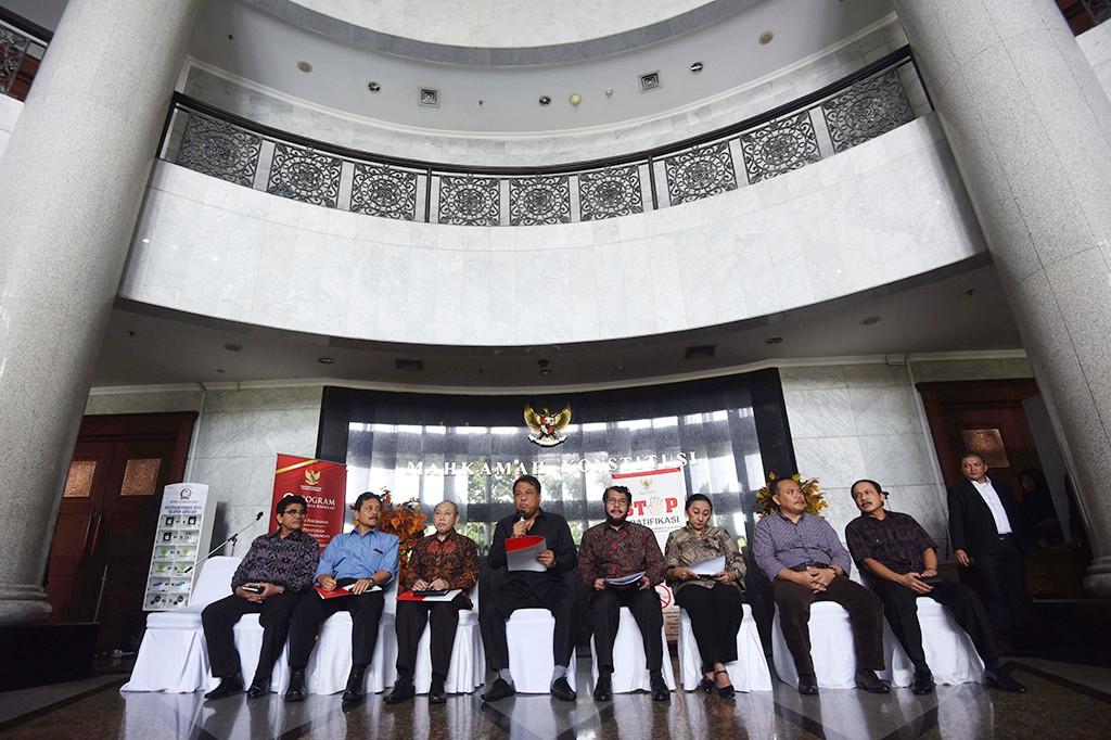Ketua MK Arief Hidayat (tengah) didampingi para hakim konstitusi memberikan keterangan pers terkait OTT Patrialis Akbar.