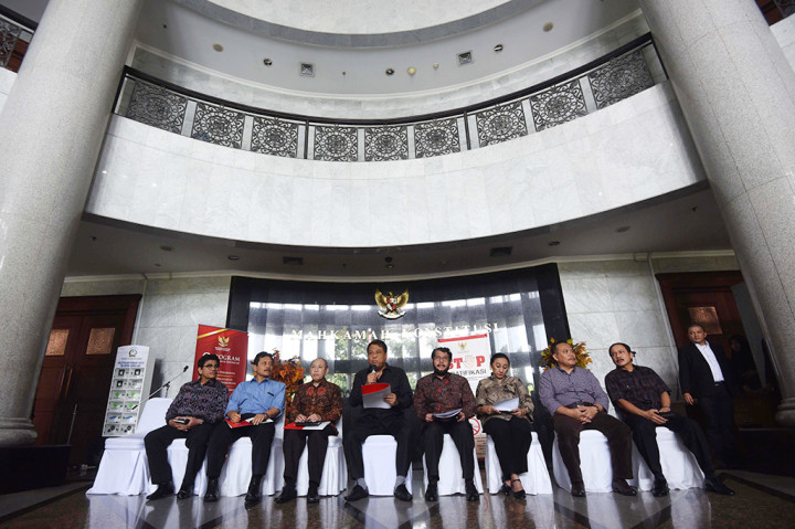 Ketua MK Arief Hidayat (tengah) didampingi para hakim konstitusi memberikan keterangan pers terkait OTT Patrialis Akbar.
