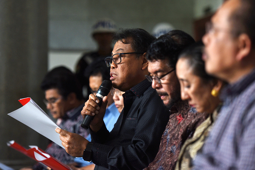 Ketua MK Arief Hidayat (tengah) didampingi para hakim konstitusi memberikan keterangan pers terkait OTT Patrialis Akbar.