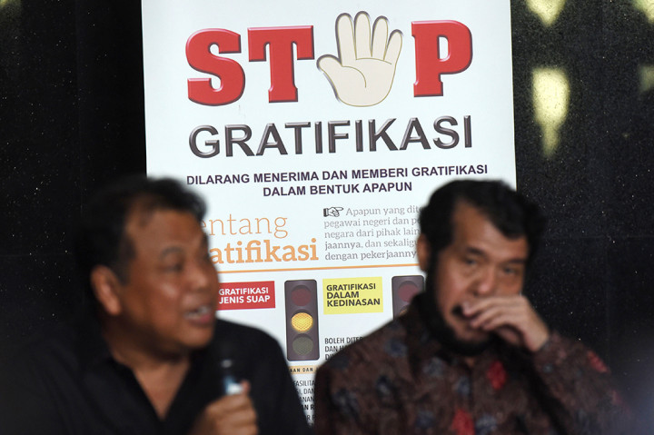 Ketua MK Arief Hidayat (kiri) didampingi Wakil Ketua MK Anwar Usman (kanan) memberikan keterangan pers terkait OTT Patrialis Akbar.