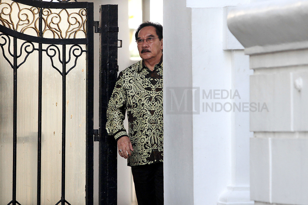 Antasari Azhar hendak meninggalkan Kompleks Istana Kepresidenan usai bertemu Presiden Joko Widodo di Istana Merdeka, Jakarta.