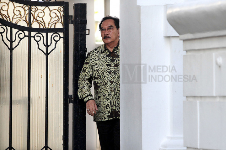 Antasari Azhar hendak meninggalkan Kompleks Istana Kepresidenan usai bertemu Presiden Joko Widodo di Istana Merdeka, Jakarta.