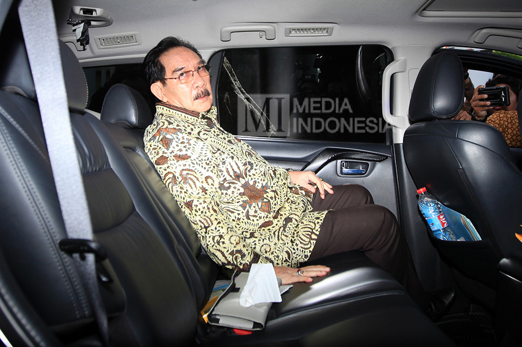 Antasari memasuki mobil usai bertemu Presiden Joko Widodo.