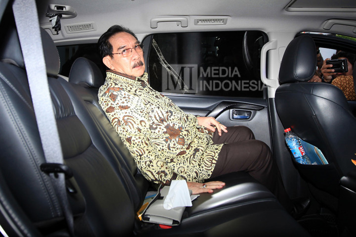 Antasari memasuki mobil usai bertemu Presiden Joko Widodo.
