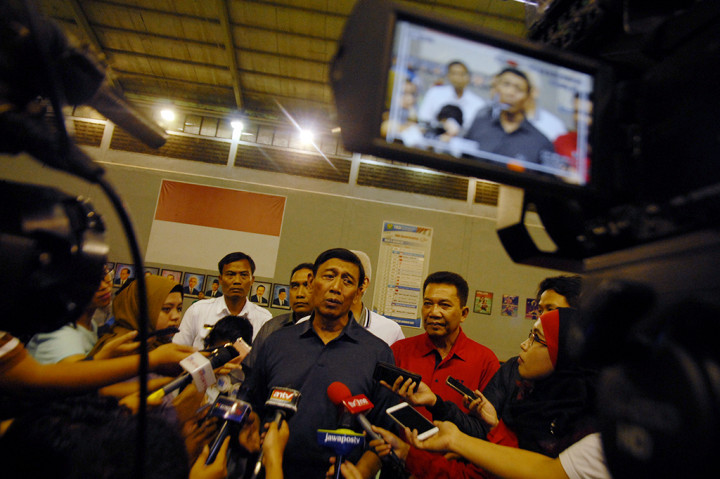 Ketua Umum PP PBSI Wiranto (tengah) menjawab pertanyaan wartawan saat menghadiri pertemuan pengurus dengan atlet di Pelatnas Cipayung, Jakarta Timur.