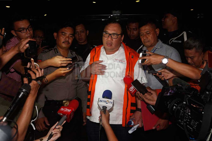 Pihak swasta Basuki Hariman yang diduga menyuap hakim MK Patrialis Akbar menjawab pertanyaan wartawan usai menjalani pemeriksaan di Gedung KPK, Jakarta, Jumat dini hari. 