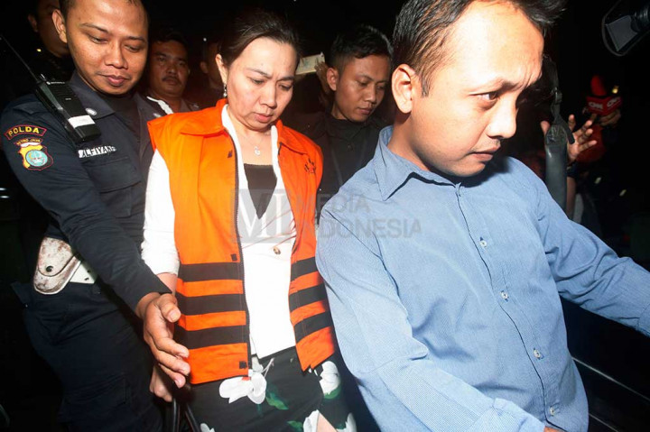 Sekretaris Ng Fenny mengenakan baju tahanan usai diperiksa di Gedung KPK, Jakarta, Jumat dini hari.