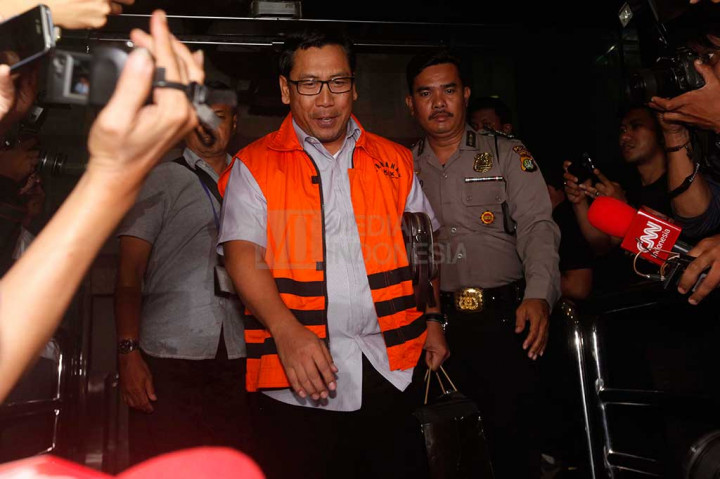 Perantara suap hakim MK Patrialis Akbar, Kamaludin mengenakan baju tahanan usai diperiksa di Gedung KPK, Jakarta, Jumat dini hari.