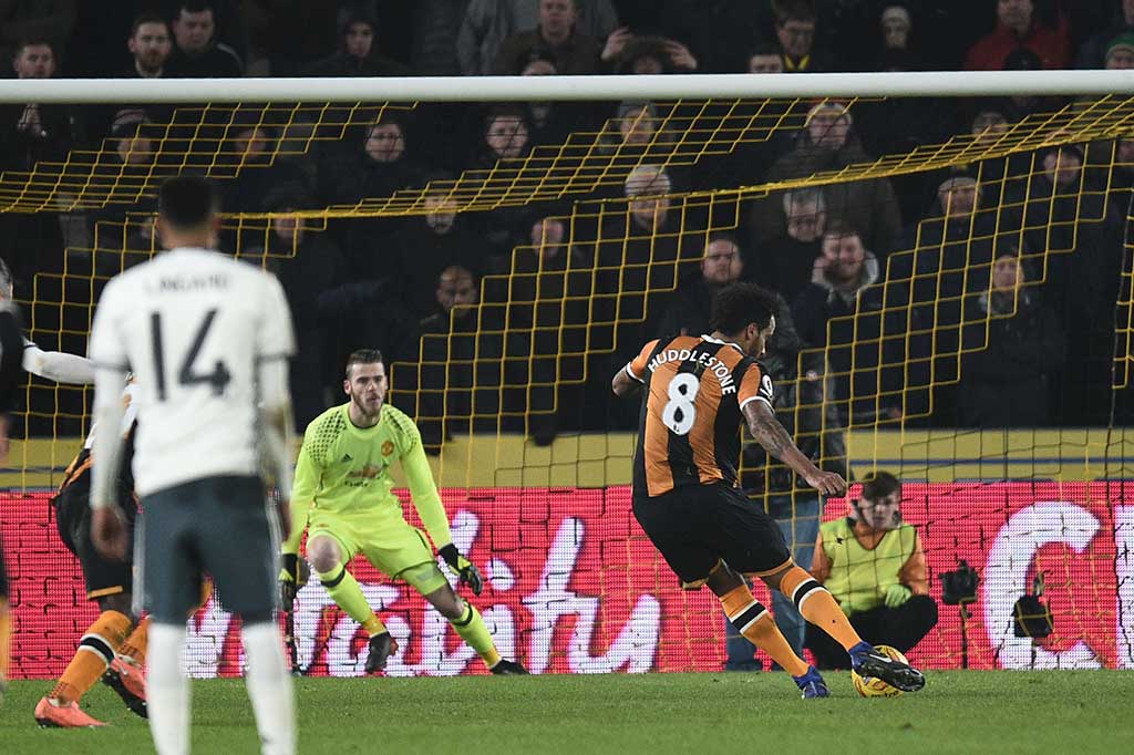 Tom Huddlestone membawa tuan rumah Hull City memimpin pada menit ke-35 dari eksekusi penalti.