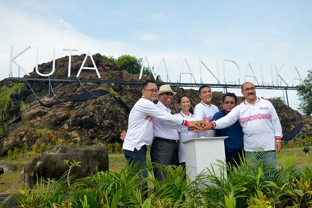 Menteri BUMN Rini Soemarno bersama Wakil Gubernur NTB M Amin (kedua kiri), Direktur PT Pengembangan Pariwisata Indonesia (Persero) atau Indonesia Tourism Development Corporation (ITDC) Abdulbar M Mansoer (ketiga kanan) dan Bupati Lombok Tengah Suhaili FT (kedua kanan) menekan tombol peresmian 'signage' Kawasan KEK Mandalika di Pantai Kuta Mandalika, Lombok, NTB.