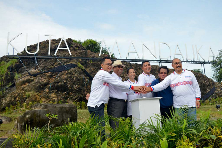 Menteri BUMN Rini Soemarno bersama Wakil Gubernur NTB M Amin (kedua kiri), Direktur PT Pengembangan Pariwisata Indonesia (Persero) atau Indonesia Tourism Development Corporation (ITDC) Abdulbar M Mansoer (ketiga kanan) dan Bupati Lombok Tengah Suhaili FT (kedua kanan) menekan tombol peresmian 'signage' Kawasan KEK Mandalika di Pantai Kuta Mandalika, Lombok, NTB.