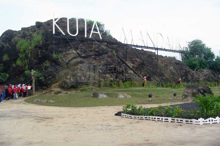 Mandalika terletak di Kecamatan Pujut, Praya, Lombok Tengah, salah satu dari 10 destinasi wisata yang dicanangkan Presiden Jokowi.