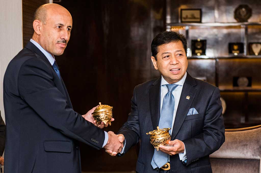 Ketua DPR Setya Novanto berjabat tangan dengan Kepala Perwakilan Suriah H.E. Ziad Zaheredin saat menerima kunjungan kehormatan di Kompleks Parlemen, Senayan, Jakarta, Jumat.