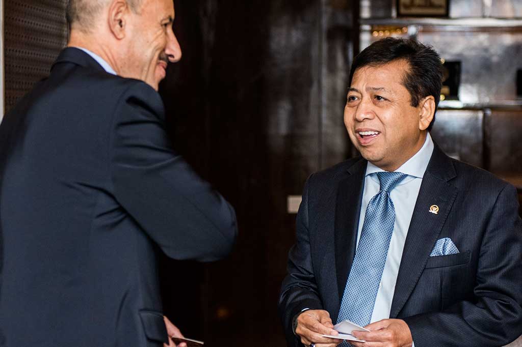 Ketua DPR Setya Novanto berbincang dengan Kepala Perwakilan Suriah H.E. Ziad Zaheredin.