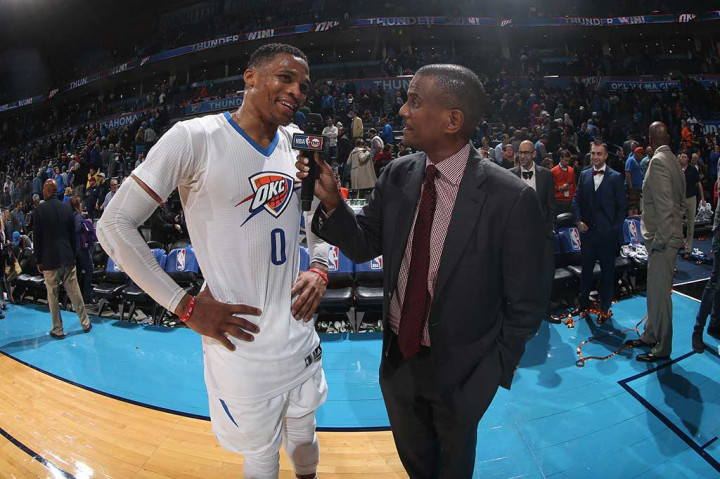 Westbrook diwawancarai wartawan usai pertandingan.