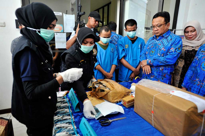 Kepala BNNP Sulsel Brigjen Agus Budiman Manalu (kedua kanan) menyaksikan pemeriksaan ganja saat pemusnahan barang bukti di Kantor BNNP Sulsel, Makassar, Jumat. 
