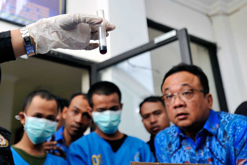 Kepala BNNP Sulsel Brigjen Agus Budiman Manalu menyaksikan hasil tes barang bukti berupa ganja.