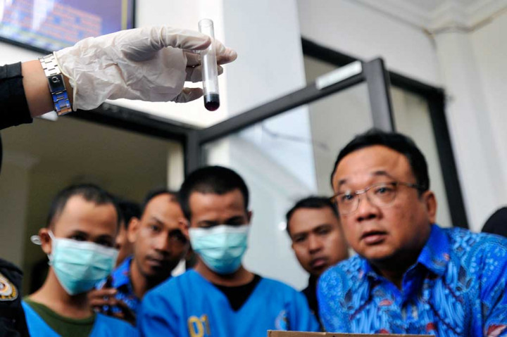 Kepala BNNP Sulsel Brigjen Agus Budiman Manalu menyaksikan hasil tes barang bukti berupa ganja.