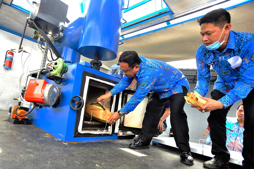 Kepala BNNP Sulsel Brigjen Agus Budiman Manalu memasukkan ganja ke dalam alat pembakaran saat pemusnahan barang bukti.