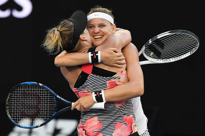 Pasangan Bethanie Mattek-Sands (AS) dan Lucie Safarova (Republik Ceko) meluapkan kegembiraan setelah menundukkan Andrea Hlavackova (Rep Ceko)/Peng Shuai (Tiongkok) di final Australia Terbuka, Jumat.