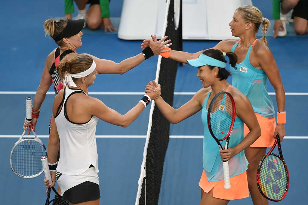 Mattek-Sands/Safarova mendapat ucapan selamat dari Hlavackova/Shuai.