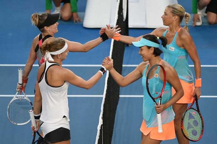 Mattek-Sands/Safarova mendapat ucapan selamat dari Hlavackova/Shuai.