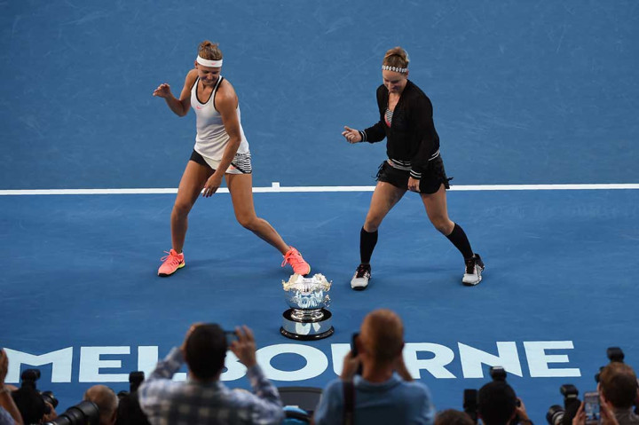 Mattek-Sands/Safarova melakukan selebrasi di depan trofi yang baru saja mereka raih.