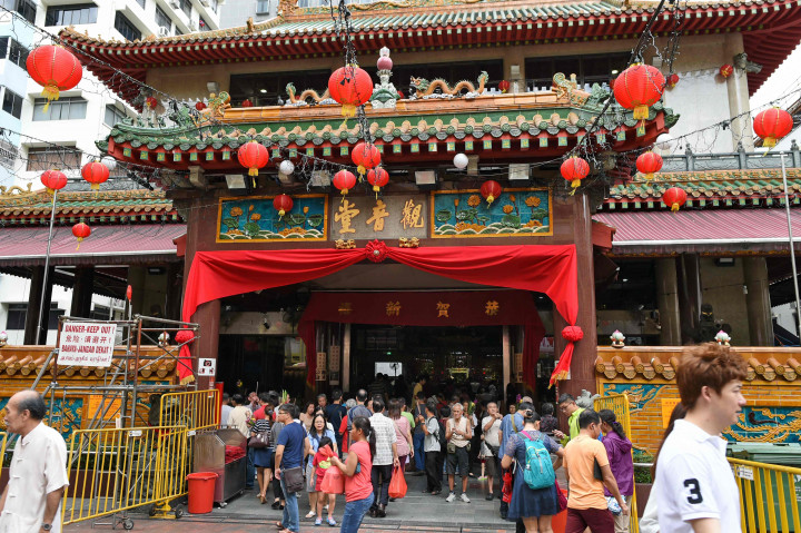 Klenteng Dewi Kwan Im yang berada di China Town ini merupakan terbesar di Singapura.