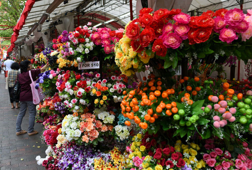 Bunga dan pohon jeruk plastik merupakan dekorasi wajib di rumah umah yang merayakan Imlek. Keduanya adalah simbol syukur dan harapan kebaikan.