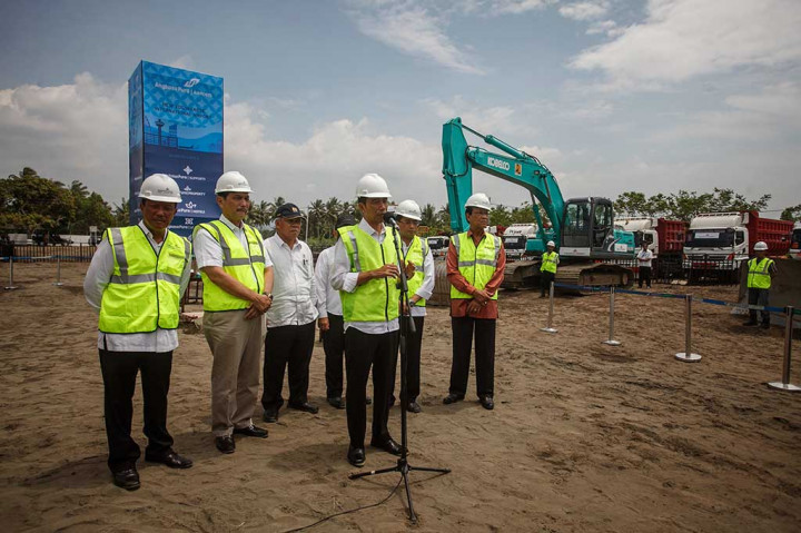 Presiden Jokowi memberikan keterangan kepada wartawan setelah prosesi 'Babat Alas Nawung Kridha' untuk pembangunan NYIA di Temon, Kulon Progo.