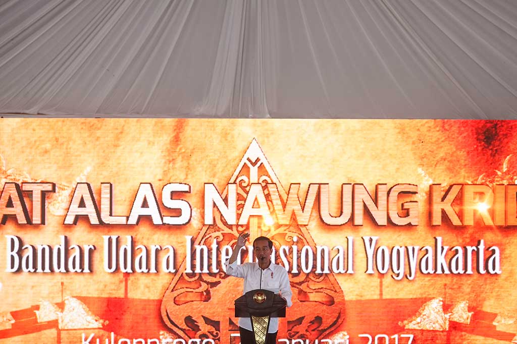 Presiden Joko Widodo membuka prosesi 'Babat Alas Nawung Kridha' atau membuka, membersihkan, dan menata lahan pembangunan New Yogyakarta Internasional Airport (NYIA) di Temon, Kulon Progo, Yogyakarta, Jumat (27/1/2017).