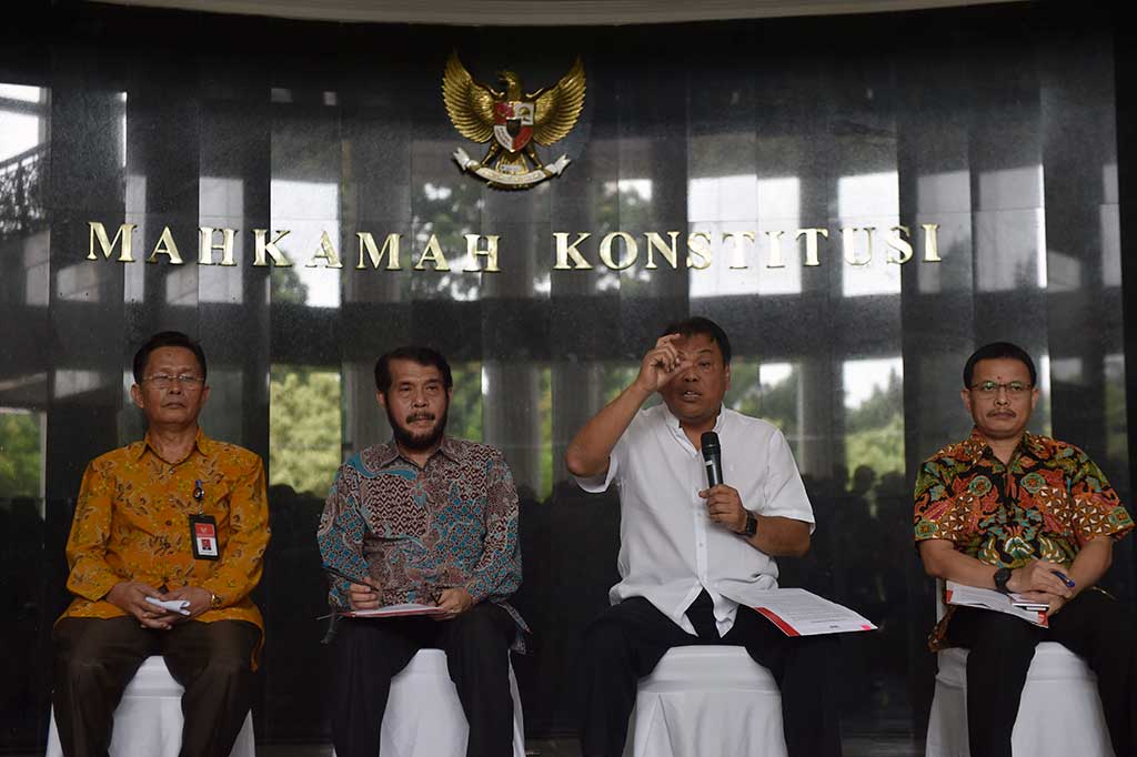 Ketua Mahkamah Konstitusi Arief Hidayat (kedua kanan) didampingi Wakil Ketua MK Anwar Usman (kedua kiri), M Guntur Hamzah (kanan) dan Panitera MK Kasianur Sidauruk (kiri) menjawab pertanyaan wartawan saat konferensi pers mengenai penetapan tersangka kepada hakim konstitusi Patrialis Akbar di Jakarta, Jumat (27/1/2017).