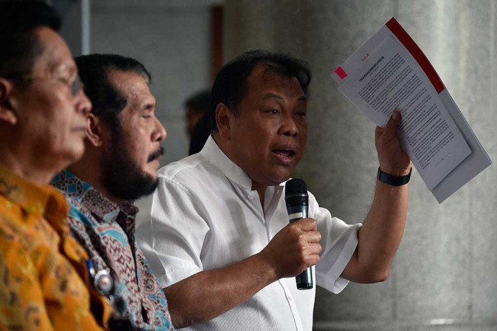 MK memutuskan membebastugaskan hakim konstitusi Patrialis Akbar pascatertangkap tangan oleh KPK. Patrialis telah ditetapkan sebagai tersangka.