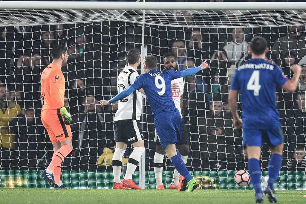 Leicester City membuka keunggulan lewat gol bunuh diri striker Derby County Darren Bent pada menit kedelapan.