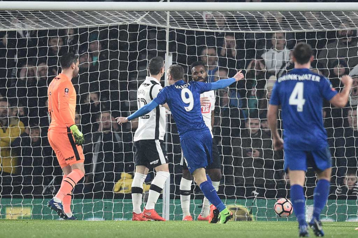Leicester City membuka keunggulan lewat gol bunuh diri striker Derby County Darren Bent pada menit kedelapan.