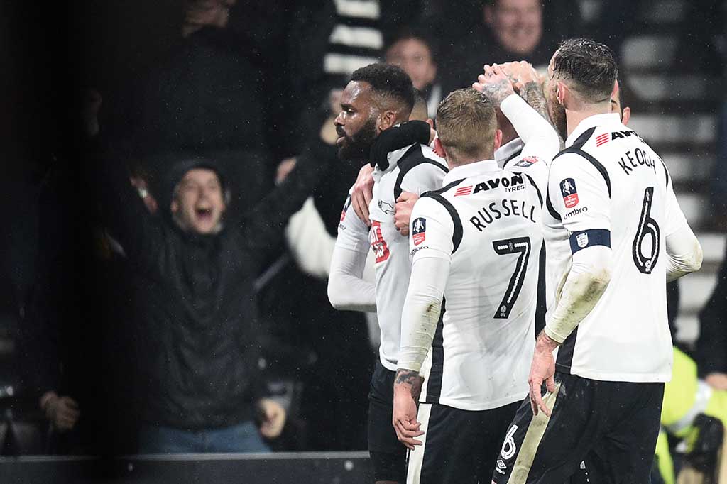 Bent menebus kesalahannya dengan sundulan kepala untuk menyamakan kedudukan pada menit ke-21.