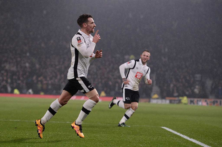 Craig Bryson membawa Derby berbalik unggul pada menit ke-40.