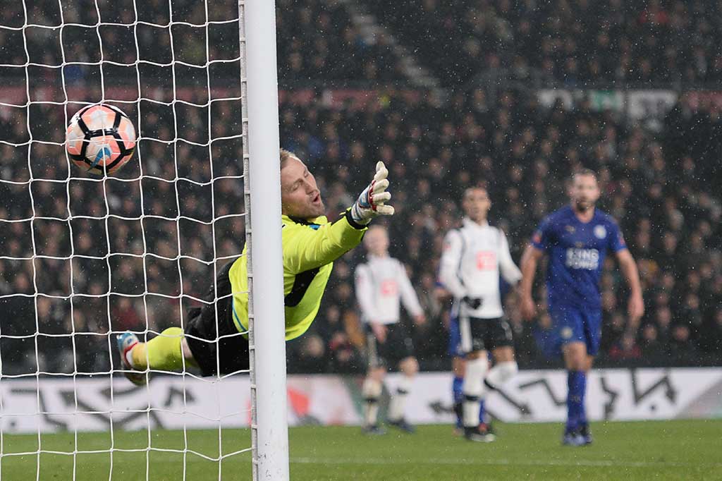 Sundulan Wes Morgan menit ke-86 berhasil menjebol gawang Derby yang dikawal Kasper Schmeichel.
