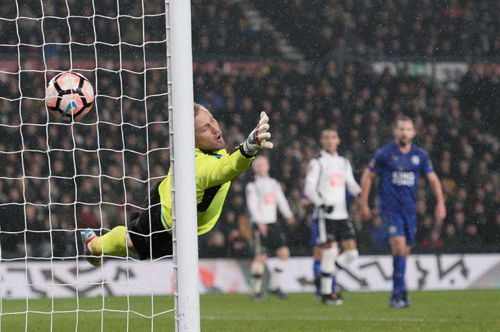 Sundulan Wes Morgan menit ke-86 berhasil menjebol gawang Derby yang dikawal Kasper Schmeichel.