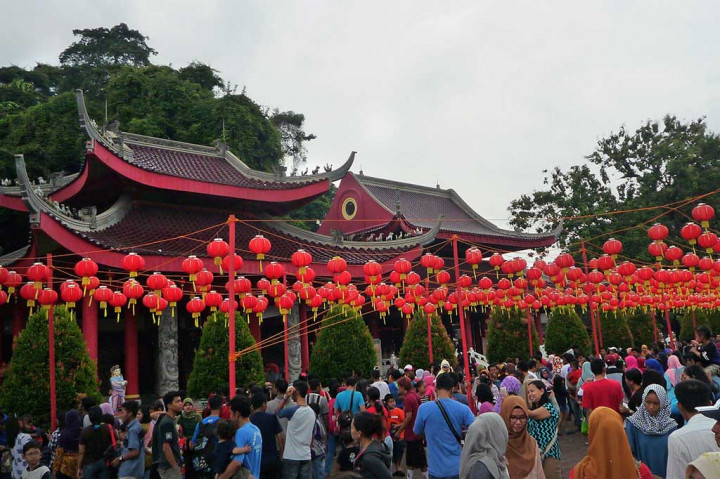 Wisatawan memadati kompleks Kelenteng Sam Poo Kong di Semarang, Jawa Tengah, Sabtu (28/1/2017). 