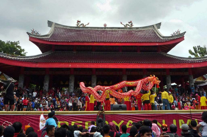 Wisatawan menyaksikan atraksi liong di kompleks Kelenteng Sam Poo Kong Semarang.