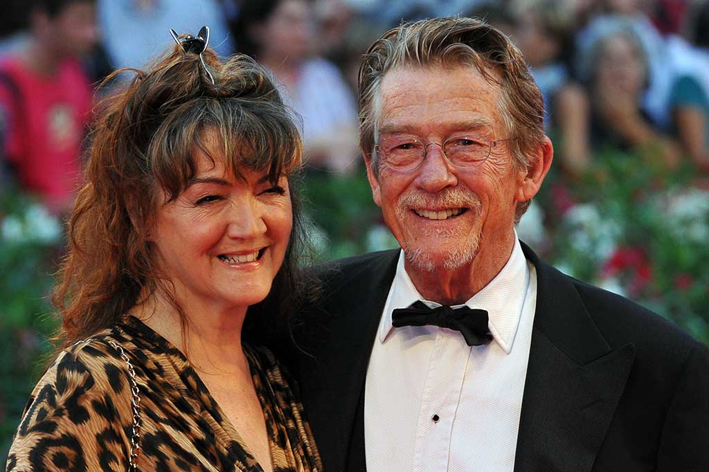 Aktor yang lahir pada 22 Januari 1940 di Chesterfield, Inggris tengah tersebut meninggalkan seorang istri dan satu orang anak.