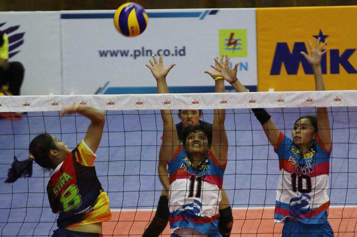 Pevoli putri Bekasi Sindo BVN, Anasya Fefatika (kiri) melakukan smash yang ditahan pevoli putri Popsivo Polwan, Agfarida Desy Maharani (kanan) dan Novita Dinda di GOR Ken Arok, Malang, Jawa Timur, Sabtu.