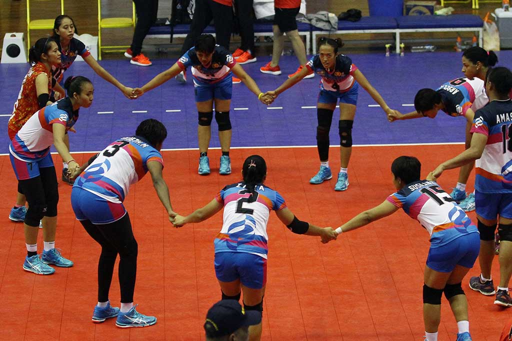 Tim voli putri Popsivo Polwan melakukan selebrasi usai mengalahkan tim voli putri Bekasi Sindo BVN.