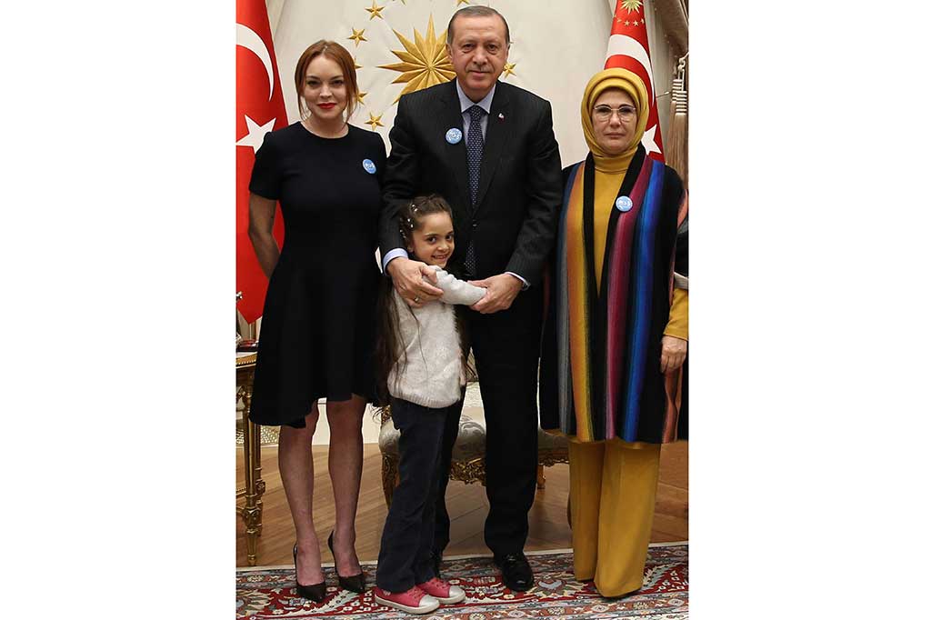 Lohan berfoto bersama Bana Al-Abed, Erdogan, dan Emine Erdogan.